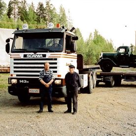 Scanian kuljetuslava-auto ja kaksi työntekijää